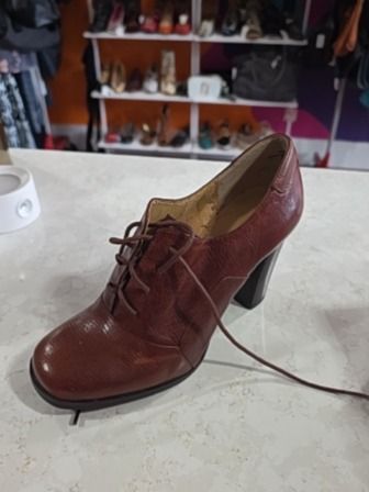 COGNAC NINE WEST HEELED BOOTIES