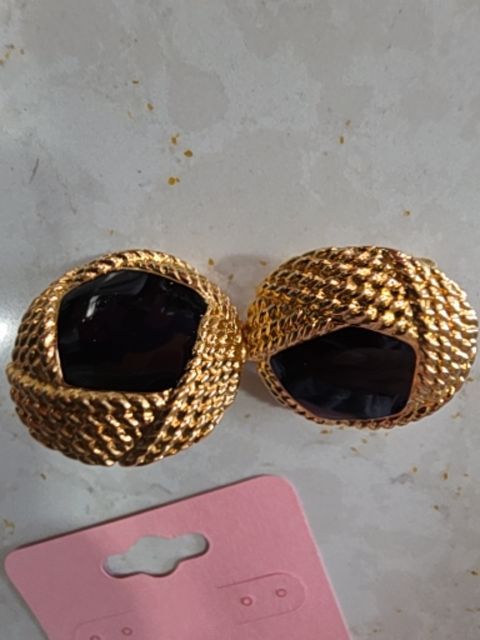 MONET CLIP ONS BLACK CENTRAL STONE GOLD TONE