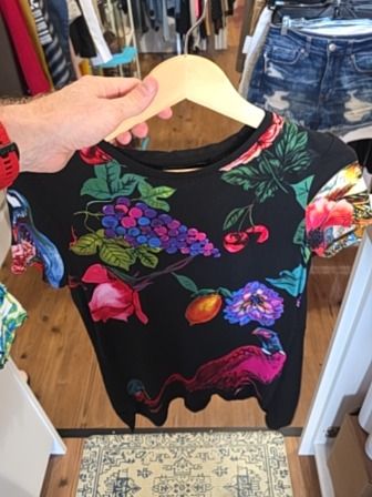 BLACK COLORFUL PRINT DESIGUAL TSHIRT