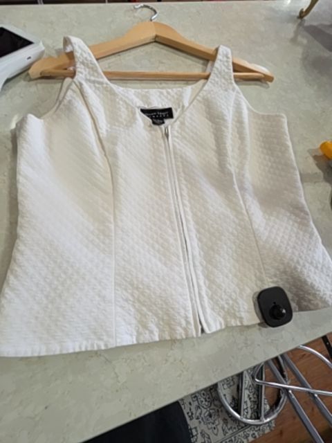ELLEN TRACY WHITE SLEEVELESS TOP TEXTURED