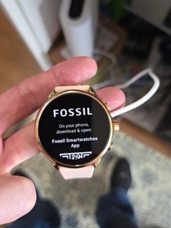 GOLD FOSSIL SMARTWATCH