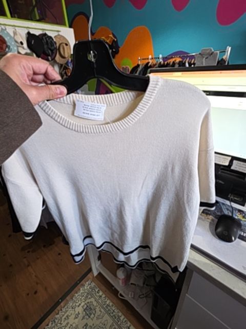 BTQ SHORT SLEEVE TOP CREAM W/ BLACK TRIM
