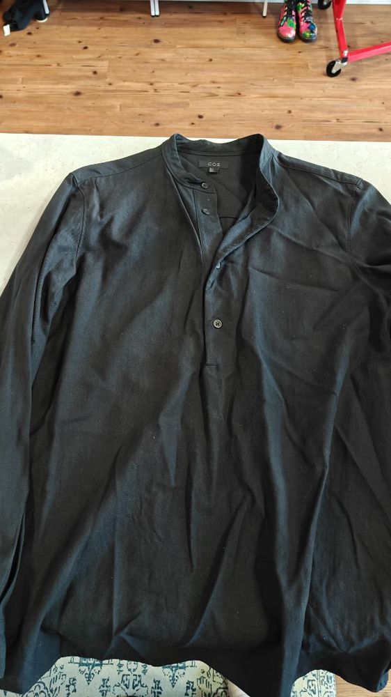 MEN'S BLACK COS TOP