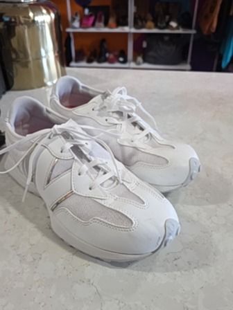 white NEW BALANCE women's shoes, 6.5