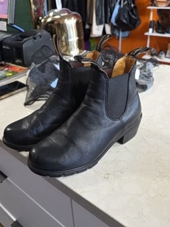 BLACK BLUNDSTONES BOOTS,