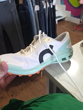 WHITE ON WOMEN'S TRAILRUNNING SHOES