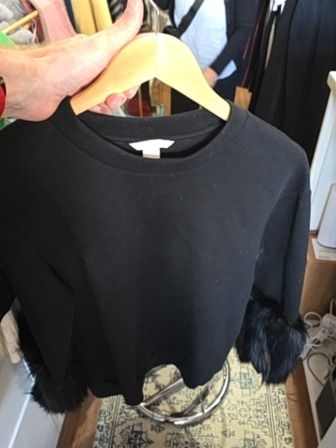 BLACK H&M SWEATSHIRT WITH FAUX FUR SLEEVES