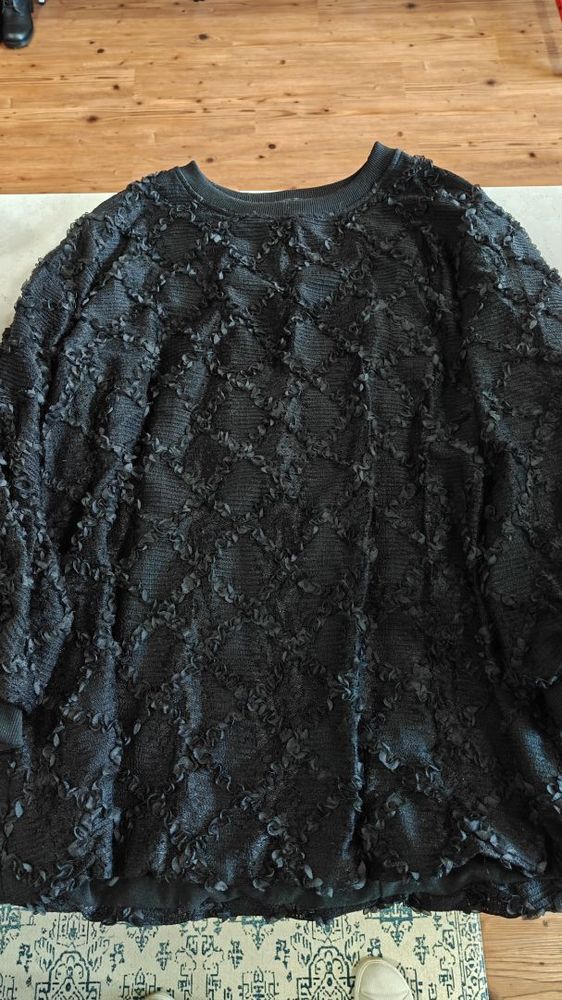 BLACK BEAUTIQUE TOP