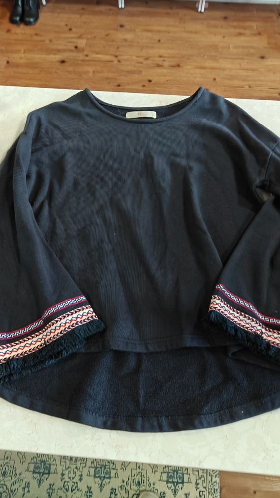 BLACK DF TOP WITH FRINGE SLEEVES
