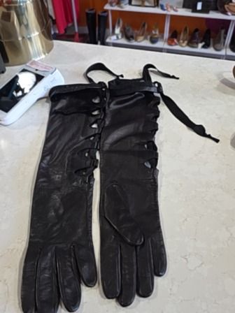 BLACK BTQ OPERA GLOVES