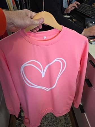 PINK BTQ SWEATSHIRT WITH HEART GRAPHIC