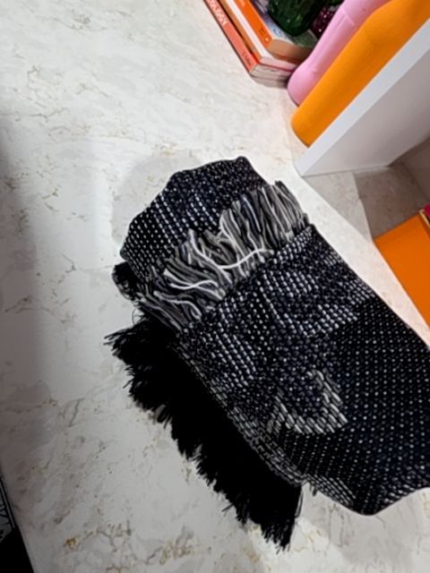 BTQ SCARF BLACK AND WHITE W/SHORT FRINGE