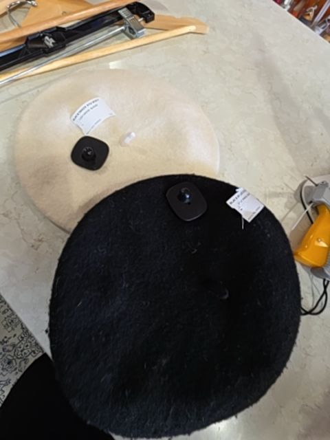 BLACK/WHITE BTQ BERET