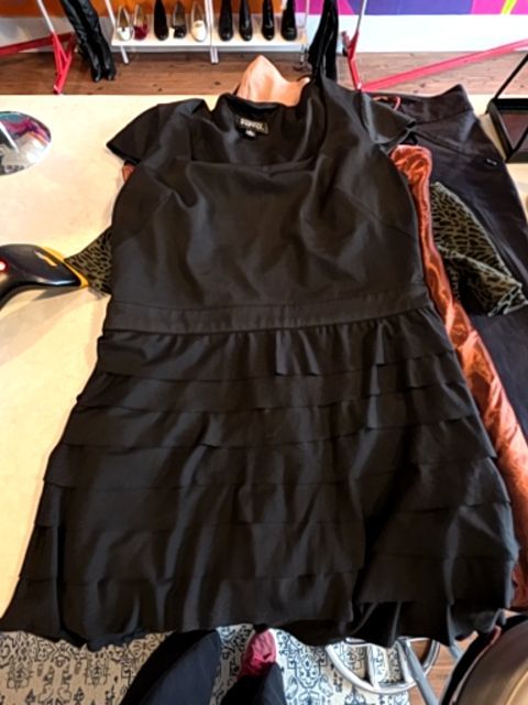 ADRIANNA PAPELL BLACK SHORT SLEEVED DRESS