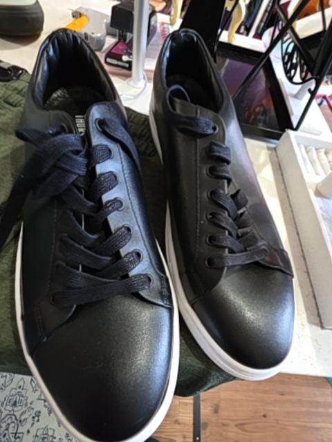 Black Thursday shoes, 11