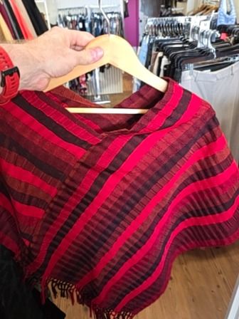 RED BTQ PONCHO