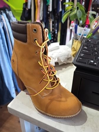TAN TIMBERLAND NUBUCK HEELED BOOTS