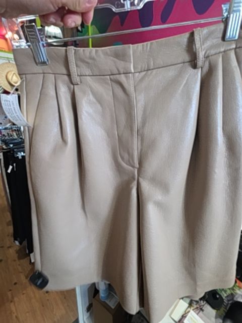 WILFRED FAUX LEATHER PLEATED SHORTS, CAMEL