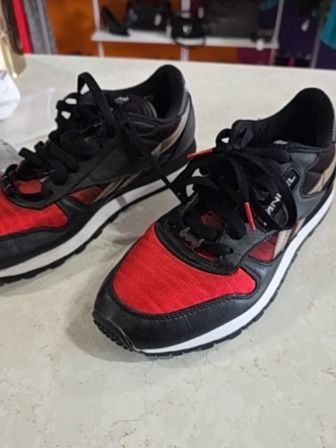 BLACK/RED REEBOK X HANON 30TH ANNIVERSARY