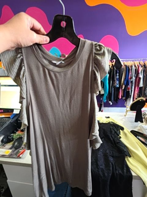 GUESS TOP FRILLY SLEEVE (As is)