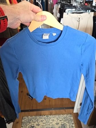 BLUE ARITZIA CREWNECK LONG SLEEVE CROPPED COTTON TOP