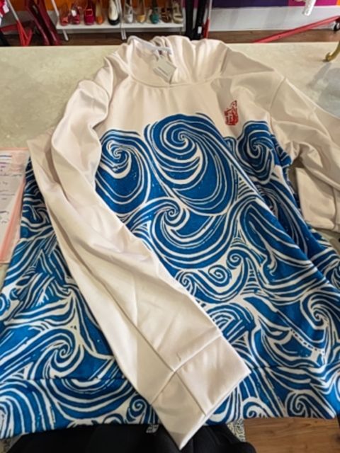 BTQ HOODIE WITH WAVES PRINT ON FRONT