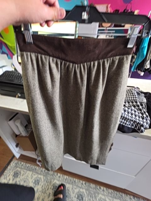 BTQ PURE WOOL SKIRT, SUEDE WAISTBAND