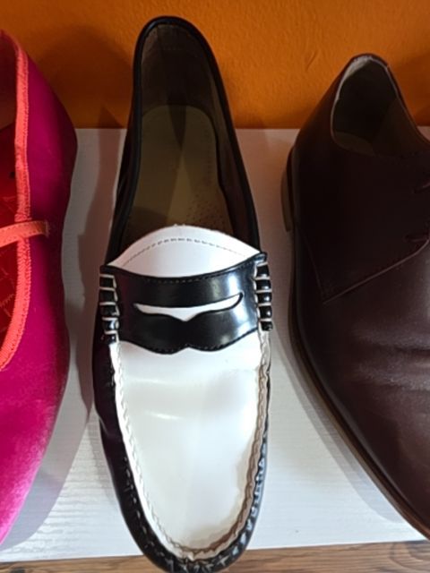 WEEJUNS BLACK AND WHITE LOAFERS