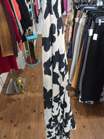 BLACK/WHITE ZARA SCARF/ PASHMINA