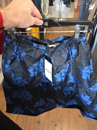 BLACK/BLUE JUST FEMALE TEXTURED SKIRT