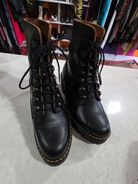 DR MARTENS LEONA BOOTS