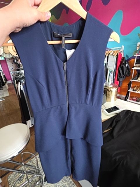 BCBG MAXAZRIA SLEEVELESS NAVY DRESS