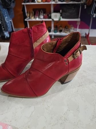 RED MIZ MOOZ BLOCK HEEL BOOTIES