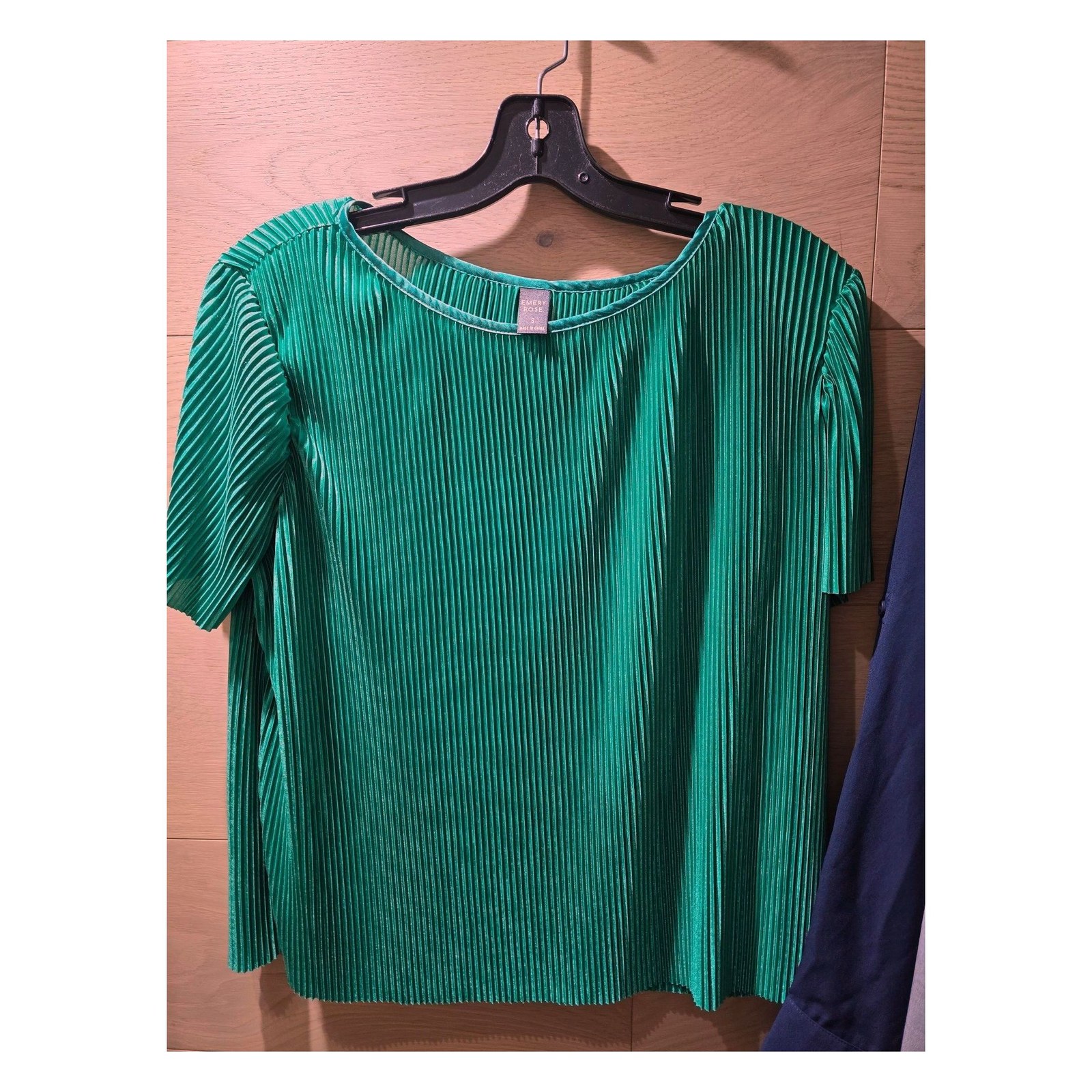 EMERY ROSE PLEATED SHORT SLEEVE TOP